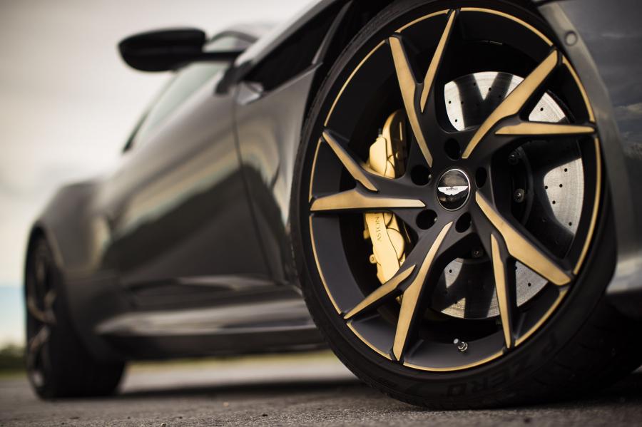 Детали экстерьера Aston Martin DBS Superleggera 2018 года  (UK) (фото 22 из 40)